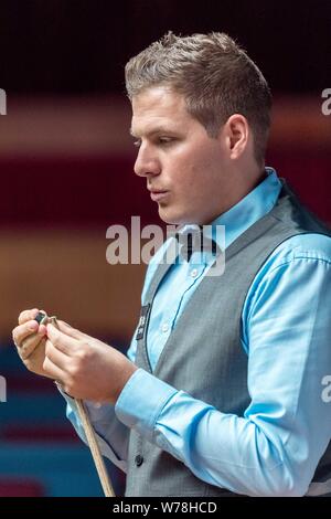 Barry Hawkins di Inghilterra reagisce come egli ritiene che un colpo di Daniel sacche del Galles per il loro match di primo turno durante il 2017 Shanghai Masters snooker per Foto Stock