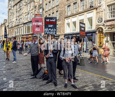 Deliberando Coach Scozia promuovere le loro pareti e ponti mostra a Edinburgh Festival Fringe 2019 nel Royal Mile di Edimburgo Regno Unito Scozia Foto Stock