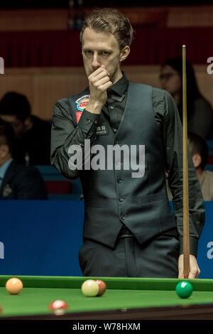 Judd Trump di Inghilterra reagisce come egli ritiene che un colpo a Ben Woollaston di Inghilterra nella loro seconda partita durante il 2017 Shanghai Masters snooker Foto Stock