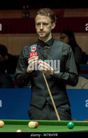 Judd Trump di Inghilterra chalks spunto come egli ritiene che un colpo a Ben Woollaston di Inghilterra nella loro seconda partita durante il 2017 Masters di Shanghai Foto Stock