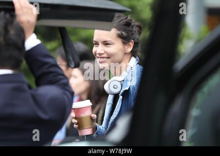 Victoria's Secret Angelo e modello brasiliano Adriana Lima sorrisi come lei lascia il hotel per una prova del 2017 Victoria's Secret Fashion Show in Foto Stock