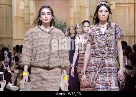 Visualizzazione modelli nuove creazioni durante la Chanel Resort 2018 collezione fashion show di Chengdu, a sud-ovest della Cina di provincia di Sichuan, 7 Novembre 201 Foto Stock