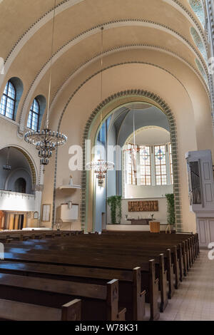 Helsinki, Finlandia - 18 Giugno 2019: interni di Kallio Luterana Chiesa o Kallion kirkko. Foto Stock