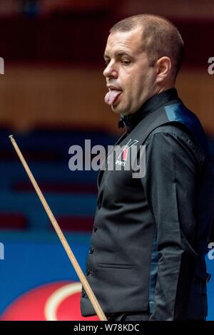 Barry Hawkins di Inghilterra reagisce come egli ritiene che un colpo di Daniel sacche del Galles per il loro match di primo turno durante il 2017 Shanghai Masters snooker per Foto Stock