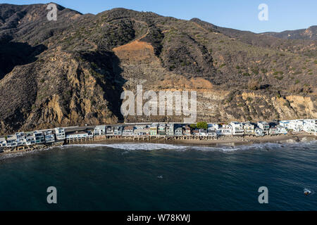Antenna di case sulla spiaggia e Big Rock Mesa zona frana in Malibu quartiere della Contea di Los Angeles, California. Foto Stock