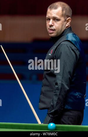 Barry Hawkins di Inghilterra reagisce come egli ritiene che un colpo di Daniel sacche del Galles per il loro match di primo turno durante il 2017 Shanghai Masters snooker per Foto Stock