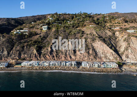 Aerial del litorale e case di collina vicino a Los Angeles e Santa Monica sulla Highway 1 in Malibu, California. Foto Stock