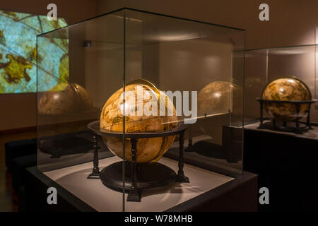 Xvi secolo globo terrestre e il globo celeste nella proiezione di Mercatore museo sulla storia della cartografia, Sint-Niklaas, Fiandre Orientali, Belgio Foto Stock