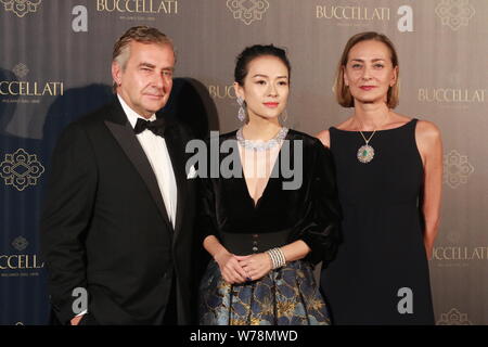 Attrice cinese Zhang Ziyi, centro, partecipa a un evento promozionale per Buccellati in Cina a Shanghai, 9 novembre 2017. Foto Stock