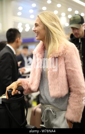 Victoria's Secret Angel Dutch Fashion modello Strijd Romee è illustrato dopo che arrivano a Shanghai Pudong International Airport in vista del 2017 Vic Foto Stock