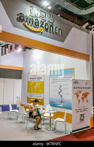 --FILE--un visitatore cinese è visto presso lo stand di Logistica di Amazon americano di e-commerce Amazon gigante durante un e-commerce Expo a Shanghai in Cina, 2 Foto Stock