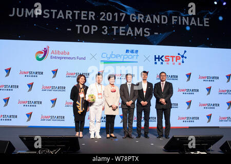 Ma Jack o Ma Yun, terza a destra, presidente cinese di e-commerce gigante gruppo Alibaba, e Hong Kong Chief Executive di Lam Cheng Yuet-ngor, la terza a sinistra, att Foto Stock