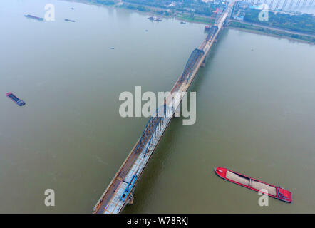 Lavoratori cinesi installare l'ultimo ponte in acciaio ponte presso il sito di un progetto di rinforzo di Jiujiang il Ponte sul Fiume Yangtze di Jiujiang in città, east mento Foto Stock