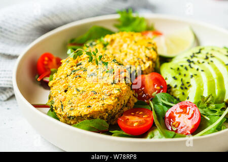 Vegano hamburger vegetali con insalata in una piastra bianca. Foto Stock