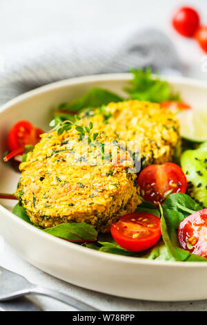 Vegano hamburger vegetali con insalata in una piastra bianca. Foto Stock