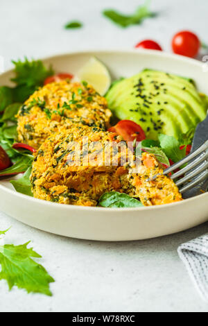 Vegano hamburger vegetali con insalata in una piastra bianca. Foto Stock