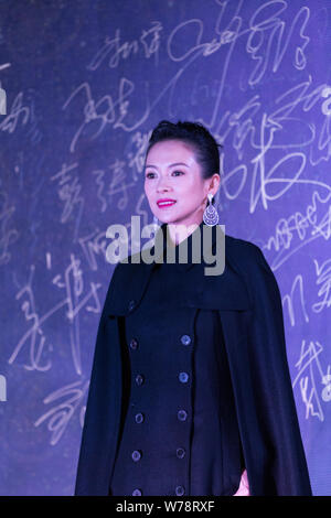 Attrice cinese Zhang Ziyi arriva sul tappeto rosso per il settimo International Theatre Academy Awards a Pechino in Cina, 26 novembre 2017. Foto Stock