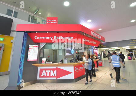 La gente lo scambio di denaro presso l'aeroporto di Gatwick di Londra Inghilterra. Foto Stock