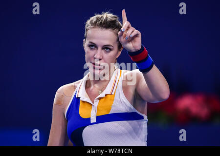 Anastasia Pavlyuchenkova della Russia reagisce dopo il punteggio contro Angelique Kerber della Germania nel gruppo D delle donne singoli durante il Hengqin L Foto Stock