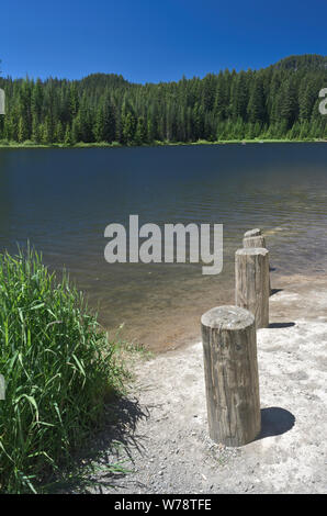 O: Douglas County, Cascades Range, North Umpqua Valley, una rampa in barca sul Lago Hemlock, in un campeggio in Umpqua National Forest Foto Stock