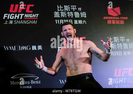 British miscelato di arti marziali e attore Michael Bisping riceve un'intervista durante il suo allenamento aperto davanti al 2017 UFC Fight Night Shanghai presso il Foto Stock