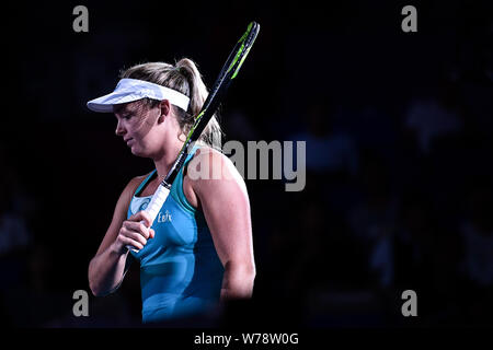 CoCo Vandeweghe degli Stati Uniti reagisce come lei compete contro Elena Vesnina della Russia nel gruppo B delle donne singoli durante il Hengqin L Foto Stock