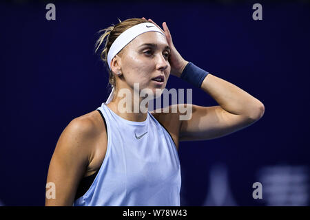 Elena Vesnina della Russia reagisce come lei compete contro CoCo Vandeweghe degli Stati Uniti nel gruppo B delle donne singoli durante il Hengqin L Foto Stock