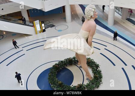 Un otto-metro-tall scultura della actrice americano e il modello Marilyn Monroe, congelati con il suo vestito che soffia su è in esposizione presso un centro commerciale per lo shopping di Dali Foto Stock