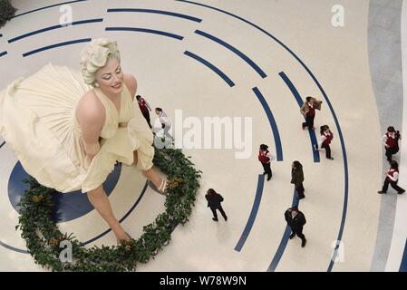 Un otto-metro-tall scultura della actrice americano e il modello Marilyn Monroe, congelati con il suo vestito che soffia su è in esposizione presso un centro commerciale per lo shopping di Dali Foto Stock