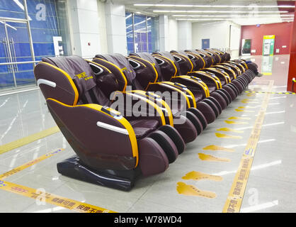 Shared poltrone per massaggio sono schierate al Dongzhimen La stazione della metropolitana di Pechino, Cina, 7 novembre 2017. Alcuni comuni poltrone per massaggio sono stati rivestiti u Foto Stock