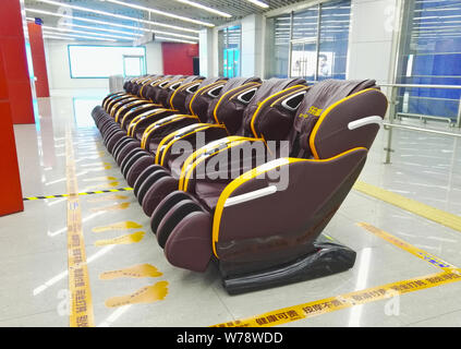 Shared poltrone per massaggio sono schierate al Dongzhimen La stazione della metropolitana di Pechino, Cina, 7 novembre 2017. Alcuni comuni poltrone per massaggio sono stati rivestiti u Foto Stock