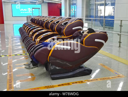 Shared poltrone per massaggio sono schierate al Dongzhimen La stazione della metropolitana di Pechino, Cina, 7 novembre 2017. Alcuni comuni poltrone per massaggio sono stati rivestiti u Foto Stock