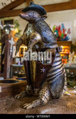 Armadillo indossando fondina pistola. Il Texas Ranch House, regalo negozio di vendita al dettaglio, Sabinal, Texas, Stati Uniti d'America Foto Stock