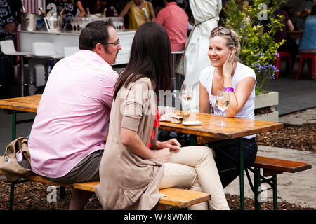 Johannesburg, Sud Africa - 24 Novembre 2012: diversi amici di mangiare e di bere e generalmente godendo di una giornata in un cibo e Fiera del Vino Foto Stock