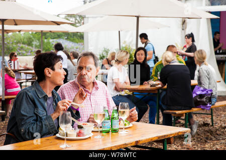 Johannesburg, Sud Africa - 24 Novembre 2012: Coppia di mezza età di mangiare e di bere e generalmente godendo di una giornata in un cibo e Fiera del Vino Foto Stock