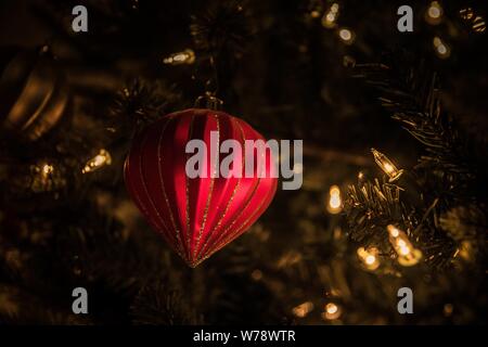Belle decorazioni sul bellissimo albero illuminato Foto Stock