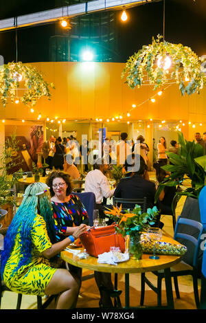 Johannesburg, Sud Africa - 11 Ottobre 2018: diversi amici di mangiare e di bere e generalmente godendo di una giornata in un cibo e Fiera del Vino Foto Stock