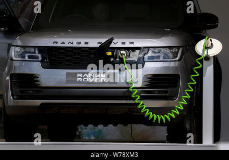 Un electric Range Rover realizzato da Jaguar Land Rover sul display durante il Festival della British Eventing a Gatcombe Park, nel Gloucestershire. Foto Stock