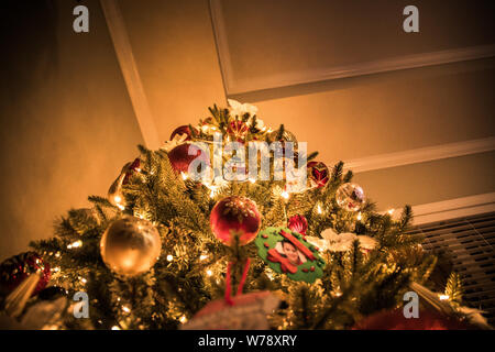 Belle decorazioni sul bellissimo albero illuminato Foto Stock