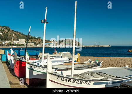 Fila di piccole barche da pesca spiaggia BAHAI Blanes Costa Brava Girona Catalogna SPAGNA Foto Stock