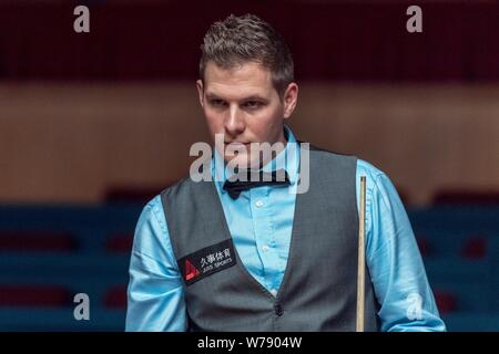 Barry Hawkins di Inghilterra reagisce come egli ritiene che un colpo di Daniel sacche del Galles per il loro match di primo turno durante il 2017 Shanghai Masters snooker per Foto Stock