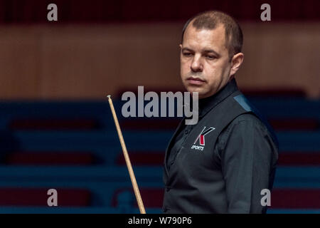 Barry Hawkins di Inghilterra reagisce come egli ritiene che un colpo di Daniel sacche del Galles per il loro match di primo turno durante il 2017 Shanghai Masters snooker per Foto Stock