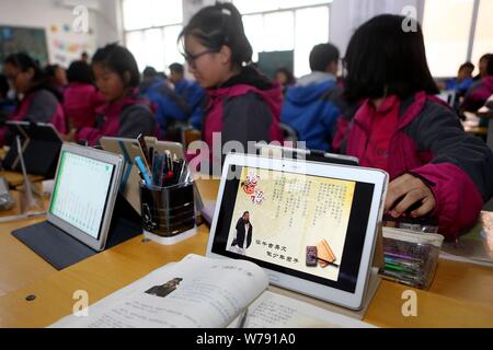 Gli alunni cinesi utilizzano Tablet PC come strumenti di apprendimento durante una lezione presso una scuola media nella Città di Zhengzhou, centrale cinese della provincia di Henan, 16 novembre 2017 Foto Stock