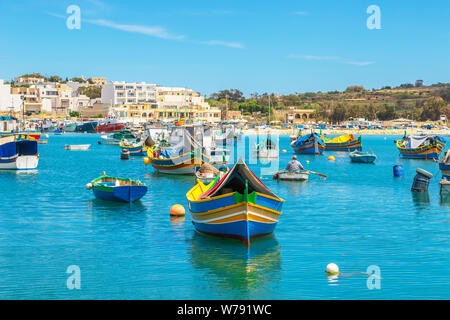 Marsaxlokk è un piccolo e tradizionale villaggio di pescatori nella regione sud-orientale di Malta. Esso dispone di un porto turistico, noto per la sua v Foto Stock