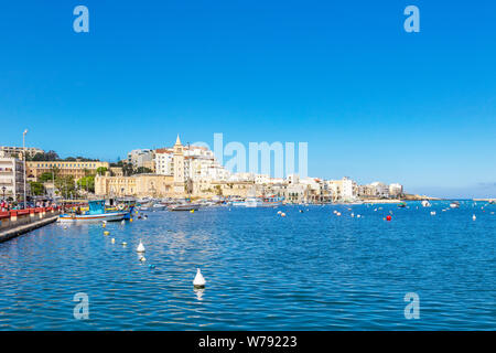 Marsascala porto con barche da pesca mare mediterraneo, Marsascala Chiesa Parrocchiale, Malta Foto Stock