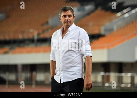 Head Coach Dragan Stojkovic di Guangzhou R&F assiste la Serbia la sessione di training per il 2017 Team CFA China International Football Match contro semiscafi Foto Stock