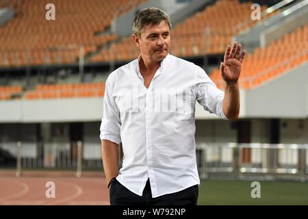 Head Coach Dragan Stojkovic di Guangzhou R&F assiste la Serbia la sessione di training per il 2017 Team CFA China International Football Match contro semiscafi Foto Stock