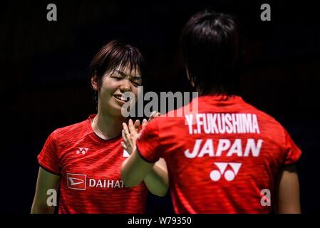 Fukushima Yuki e Sayaka Hirota del Giappone interagire con ogni altro dopo il punteggio contro Chang Ching Hui Yang e Ching Tun del Taipei cinese nella loro Foto Stock