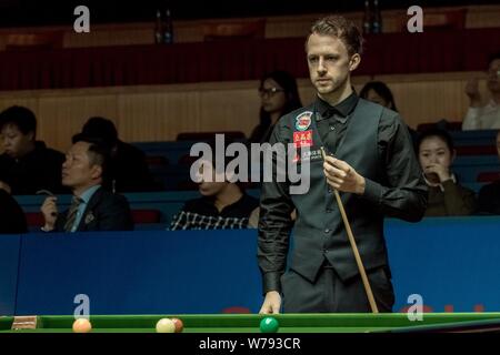 Judd Trump di Inghilterra reagisce come egli ritiene che un colpo a Ben Woollaston di Inghilterra nella loro seconda partita durante il 2017 Shanghai Masters snooker Foto Stock