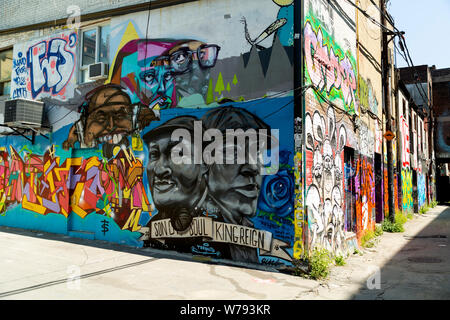 Arte di strada in Graffiti vicolo, nel quartiere alla moda di Toronto, Ontario Canada Foto Stock